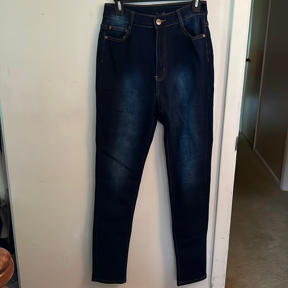 Dark blue jeans (no holes)